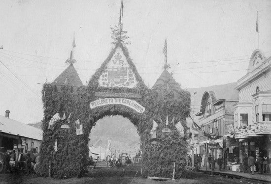 Decorated Arch on Front Street between King and Queen Street, 1900.