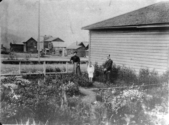 Maude, Fred and Arthur Engelhardt in their Garden, c1907.