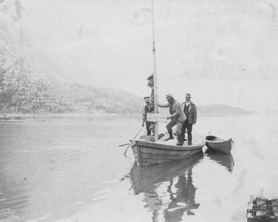 Lake Bennett Prospectors on the way to the Klondike, 1898