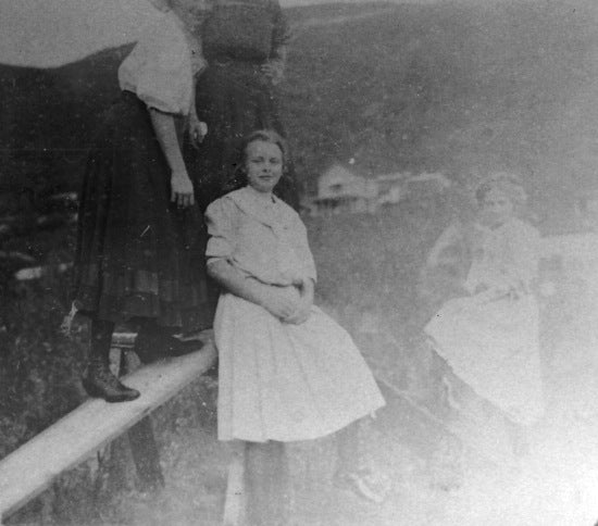 Dorothy Whyte, Gudrun Anderson and friends, c1905