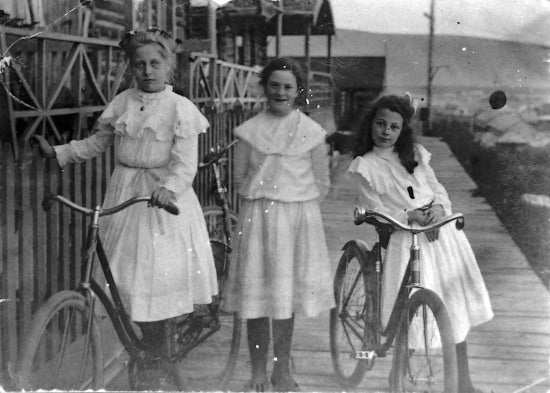 Dorothy Whyte, Louise Forrest and friend, 1906