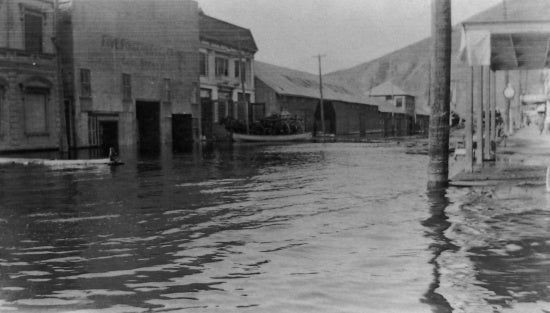 Front and Queen Streets during Flood of May 7, 1944